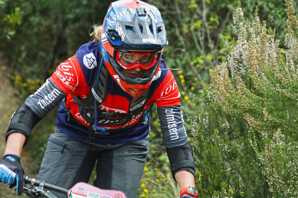 Ciclista praticando downhill