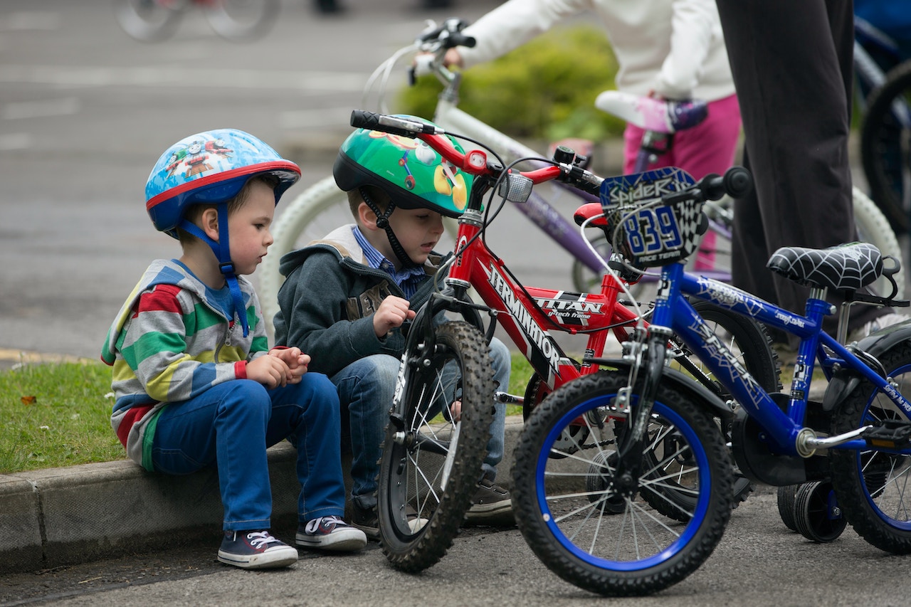 criancas aprendendo a andar de bicicleta