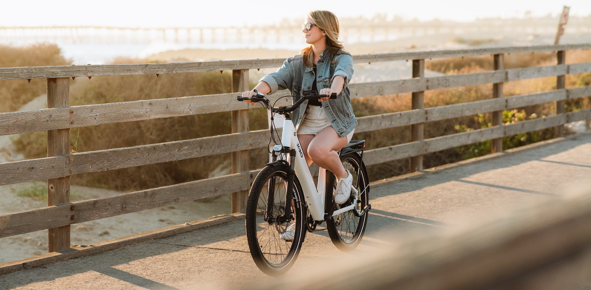 crianças aprendendo a pedalar